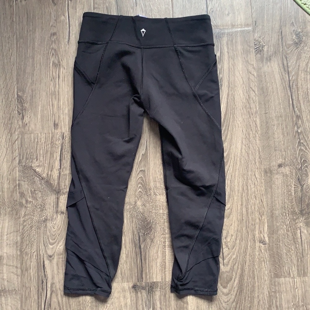 Ivivva blk crop leggings